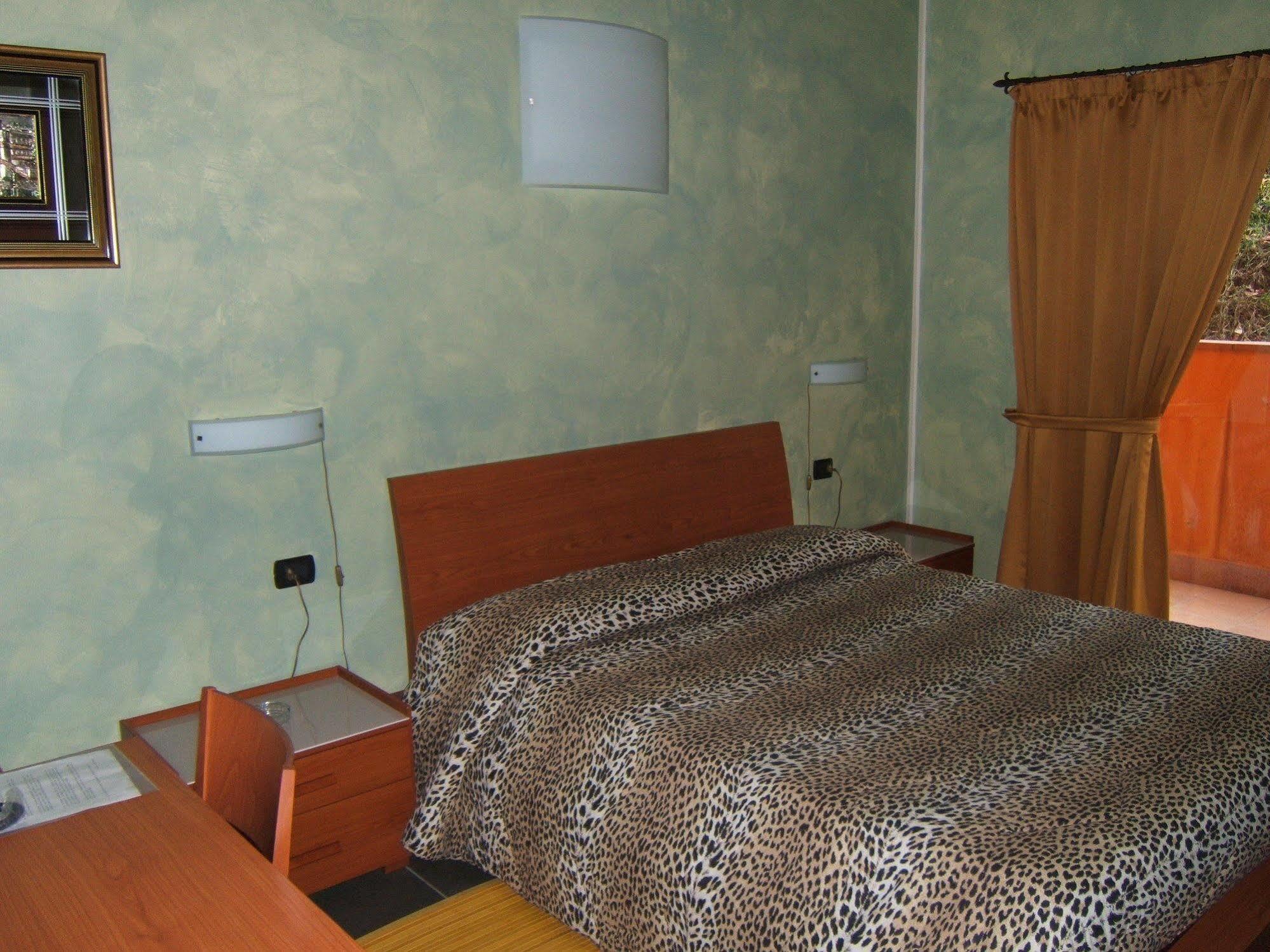 Hotel Empire Resort Iseo Bagian luar foto